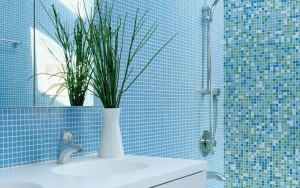Голубая мозаика в интерьере ванной