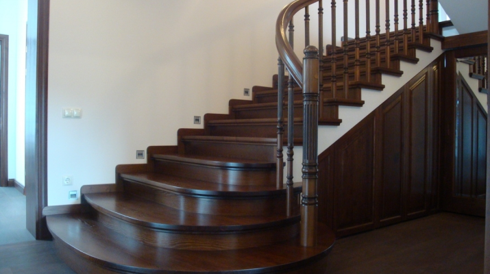 Использование деревянной лестницы в доме