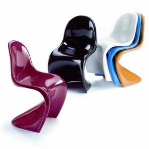 Необычная форма пластиковых стульев