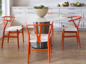 Оранжевые пластиковые стулья