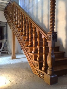 Резная деревянная лестница