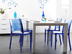 Синие пластиковые стулья