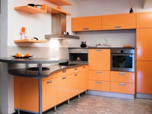 Угловая кухня в оранжевом цвете