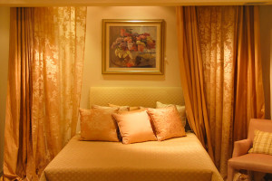 Уютная спальня в золотом цвете