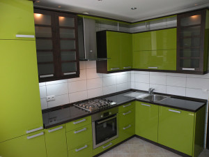 Зеленая угловая кухня