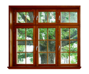 Деревянное окно в доме