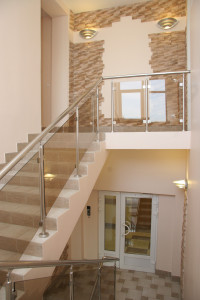 Красивая лестница для дома из стекла