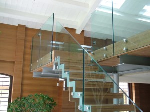 Ограждения для лестницы из стекла