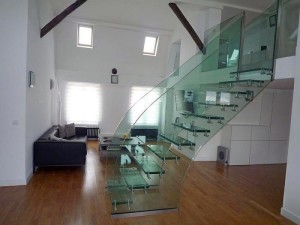 Орининальные лестницы из стекла