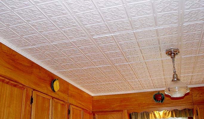 Установка клеевой плитки на потолок