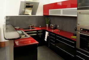 красная кухня с черными деталями