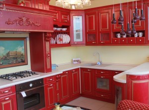 красная кухня в доме